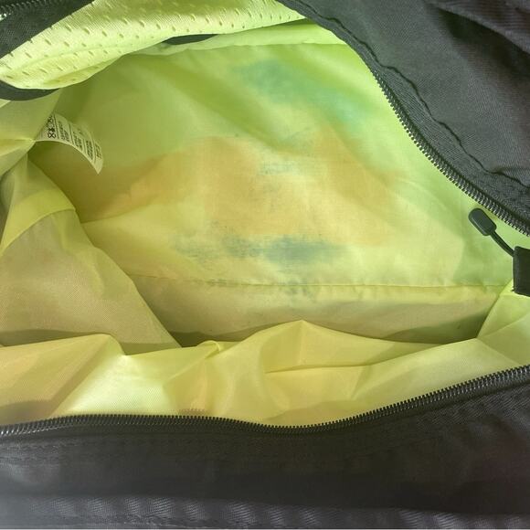 Nike Sporty Tote Black/Red Crossbody Bag Women’s Gym Travel Utility RN#56323 EUC - Picture 9 of 10